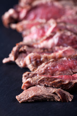 Steakscheiben auf einem Schieferteller