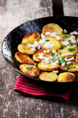 Bratkartoffeln in einer Eisenpfanne