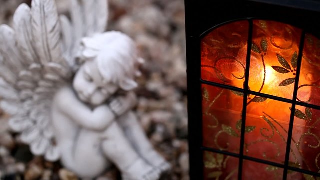 Engel und Grablicht