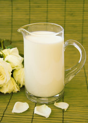 Obraz na płótnie Canvas mleko i róże