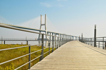 Steg an der Vasco da Gama-Brücke