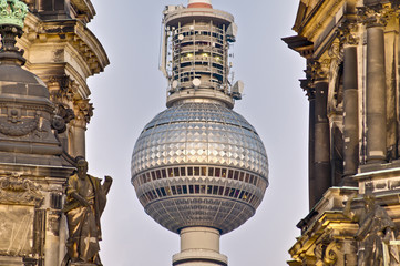 Fototapeta na wymiar Wieża telewizyjna w Berlinie, Niemcy