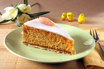 karottenkuchen mit osterdeko