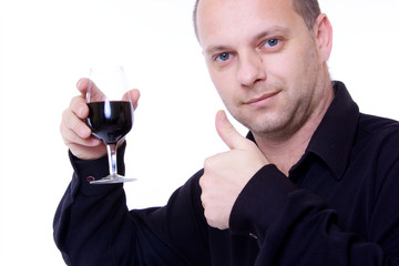 homme avec verre de vin rouge a la main et pouce levé oenologue