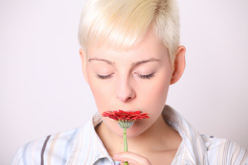 frau an blume riechend