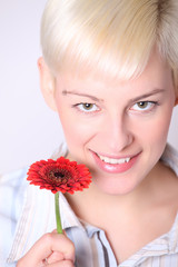 frau mit blume lächelnd