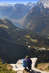 Fototapeta na wymiar couple enjoying view of lake in german alps