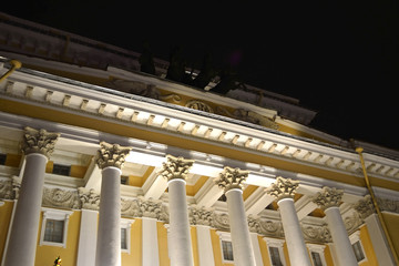 Obraz premium Colonnade of Aleksandrinsky theatre at night