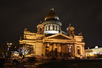 Fototapeta na wymiar St. Isaak'c Cathedral at night in St. Petersburg