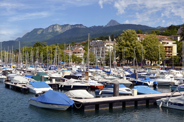 Fototapeta na wymiar Port w Evian-les-Bains we Francji