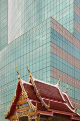 Asiatischer Tempel vor modernem Gebäude (Bangkok, Thailand) © Jan Schuler