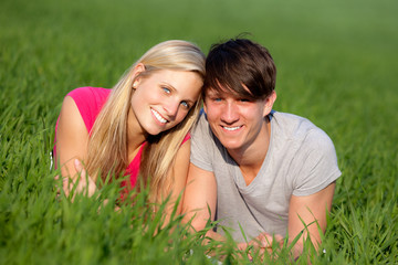 glückliches paar liegt im gras