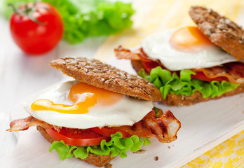 wholemeal sandwich with fried egg and bacon