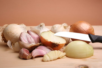 Knoblauch und Zwiebeln schneiden