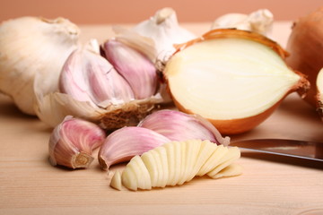 Knoblauch und Zwiebeln