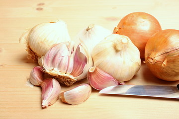 Knoblauch und Zwiebeln