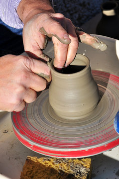 Lavorazione artigianale vaso di argilla con il tornio