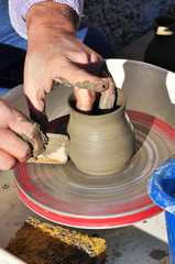 Lavorazione artigianale vaso di terracotta dettaglio mani