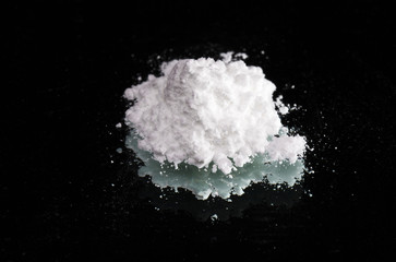 Obraz na płótnie Canvas Narkotyki kokaina sterty na czarnym lustrem, bliska zobaczyć