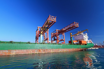 moored container ship - porta container in porto