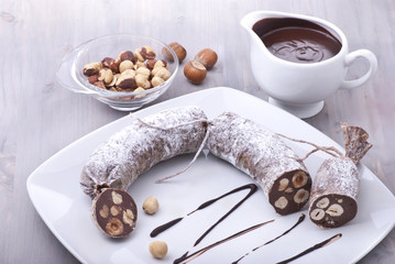 salame di cioccolato con nocciole tostate