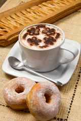 cappuccino con ciambelle e strudel