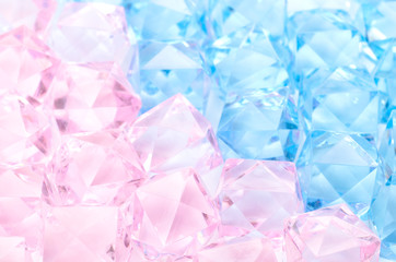ピンクと青のプラスチックストーン