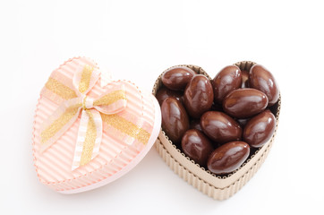ハートのギフトボックスとチョコレート