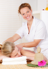 junge frau bekommt eine angenehme rückenmassage