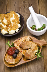 Gebackenes Fleisch mit Oliven und gebratene Tomaten