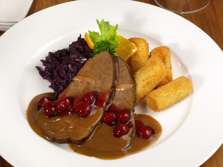 Elchbraten mit Rotkohl und Kroketten