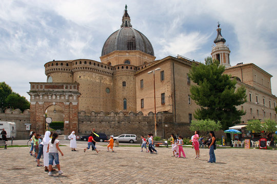 Santuario di Loreto, giochi di bambini
