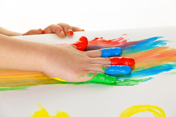 Kind malt mit Fingerfarben - 38058227
