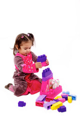 enfant jouant avec des légos