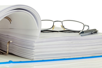 Akten Ordner mit Schriftstücken und Dokumenten