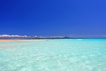 澄んだ海と青い空