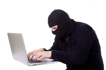voleur pirate informatique vole des mots de passe sur internet