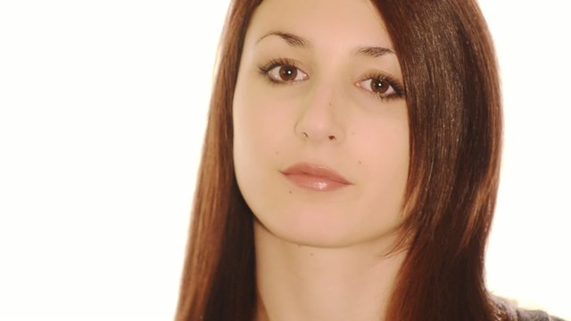 teenager e ferro per capelli