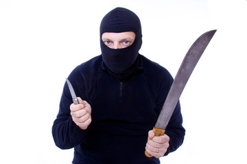 agresseur avec cagoule et couteaux