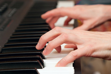 Obraz premium Hands of the musician on a synthesizer