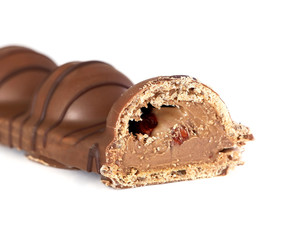 barre de chocolat fourré coupée sur fond blanc