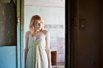 Obraz premium Woman in abandoned house