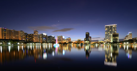 Fototapeta na wymiar Downtown Orlando, Florida Skyline od Lake Eola
