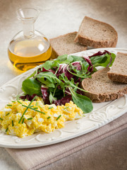 scrambled eggs with mixed salad and integral bread