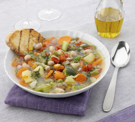 Minestrone di verdure con fetta di pane