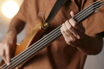 Andreas: Hände am Griffbrett der Bassgitarre