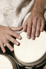 Andreas: Hände auf Bongo