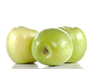 variété de pommes vertes sur fond blanc