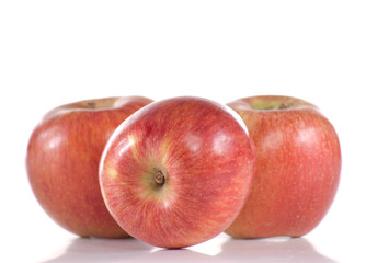 variété de pommes rouges sur fond blanc
