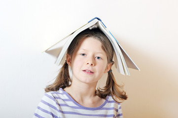 Mädchen mit Buch auf dem Kopf